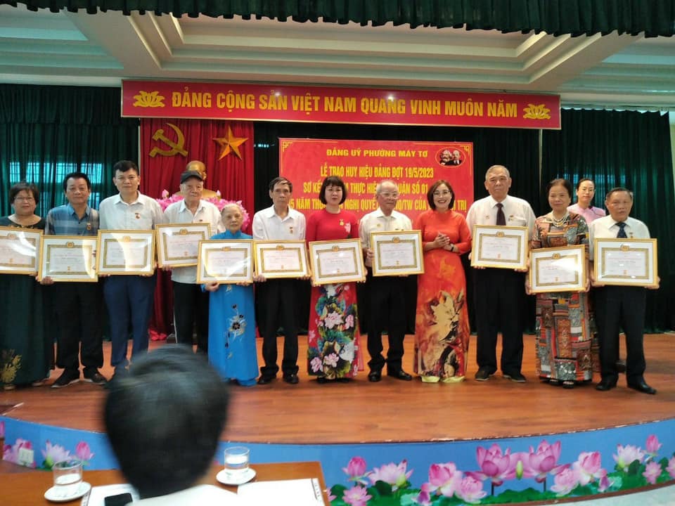 Lễ trao Huy hiệu Đảng đợt 19.5.2023 của Đảng ủy phường Máy Tơ